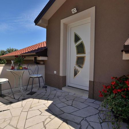 לובראן Apartments Viktoria מראה חיצוני תמונה