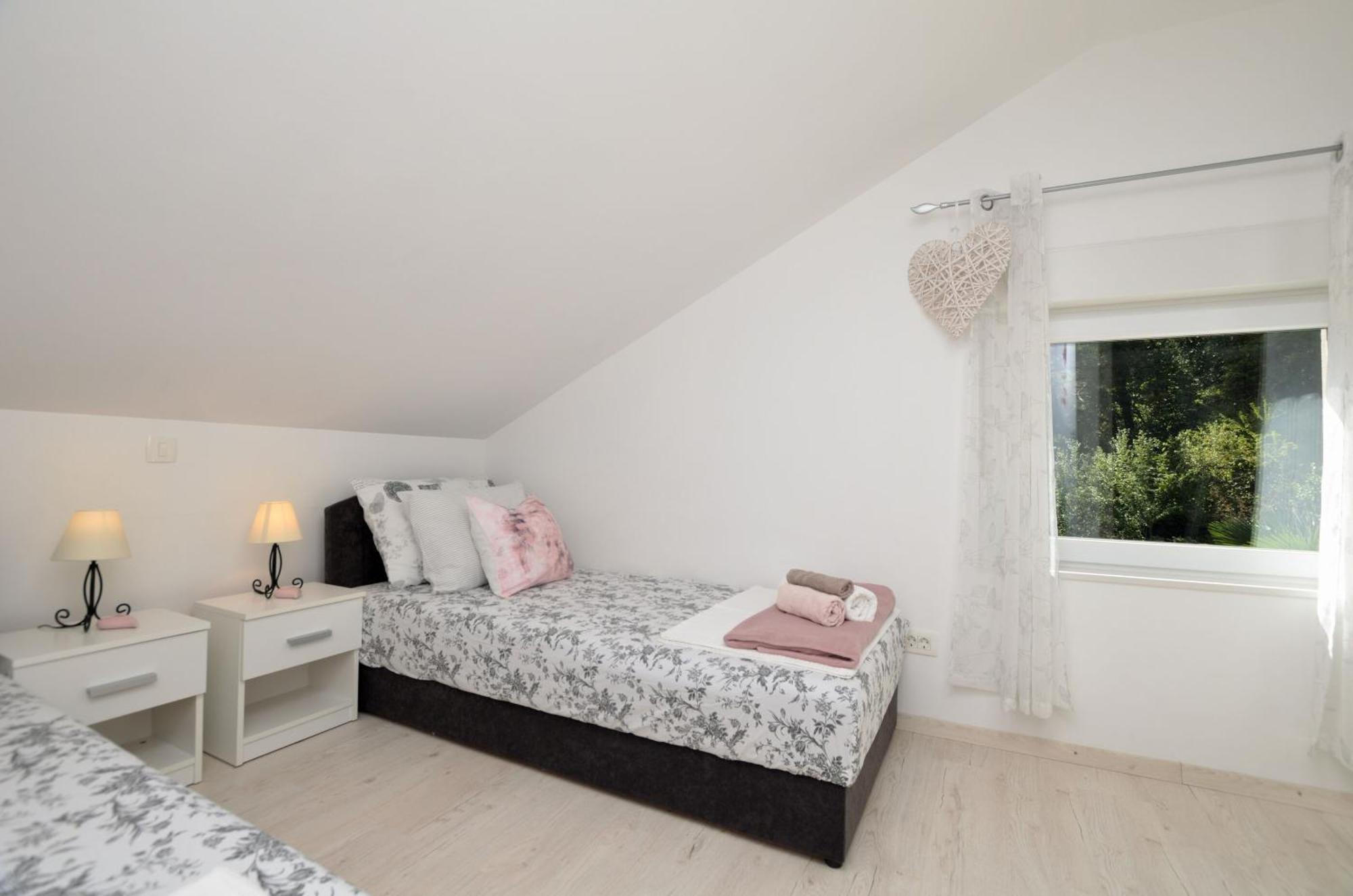 לובראן Apartments Viktoria מראה חיצוני תמונה
