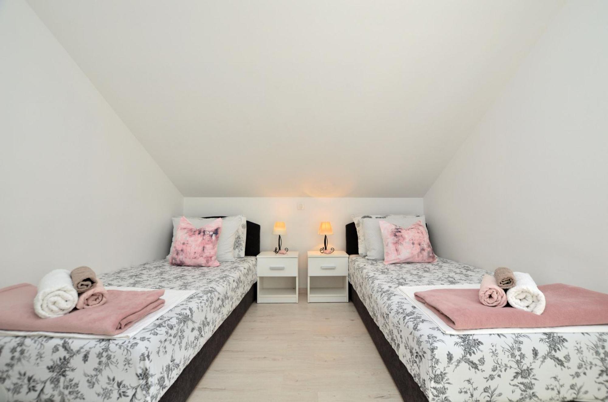 לובראן Apartments Viktoria מראה חיצוני תמונה